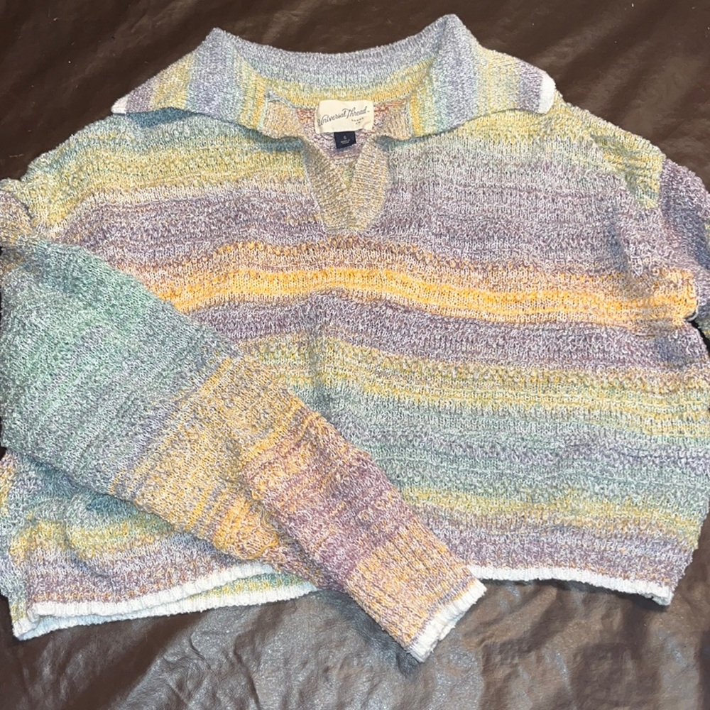 Multicolored sweater with a collar and little V-neck
